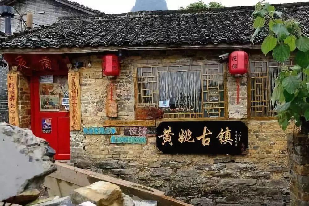 我老公是架子工在工地干活的时候从四楼摔下来了，把胳膊摔劈了，已经